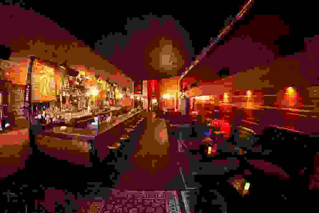 Dean's Downtown Bar